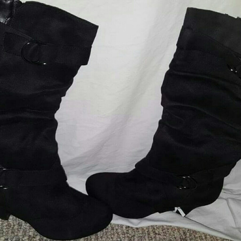 Size 7.5. Black Man Made Heel Boot.